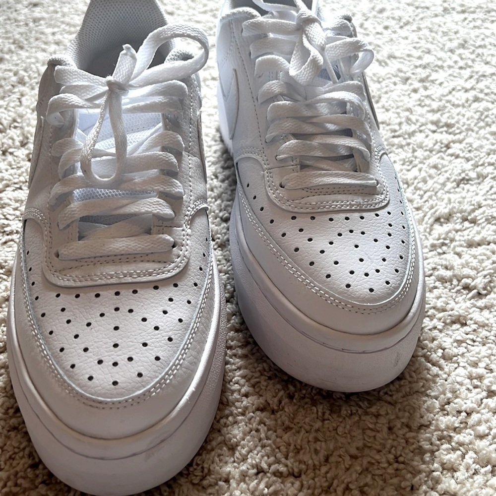 Women’s White Sneaker Size 10